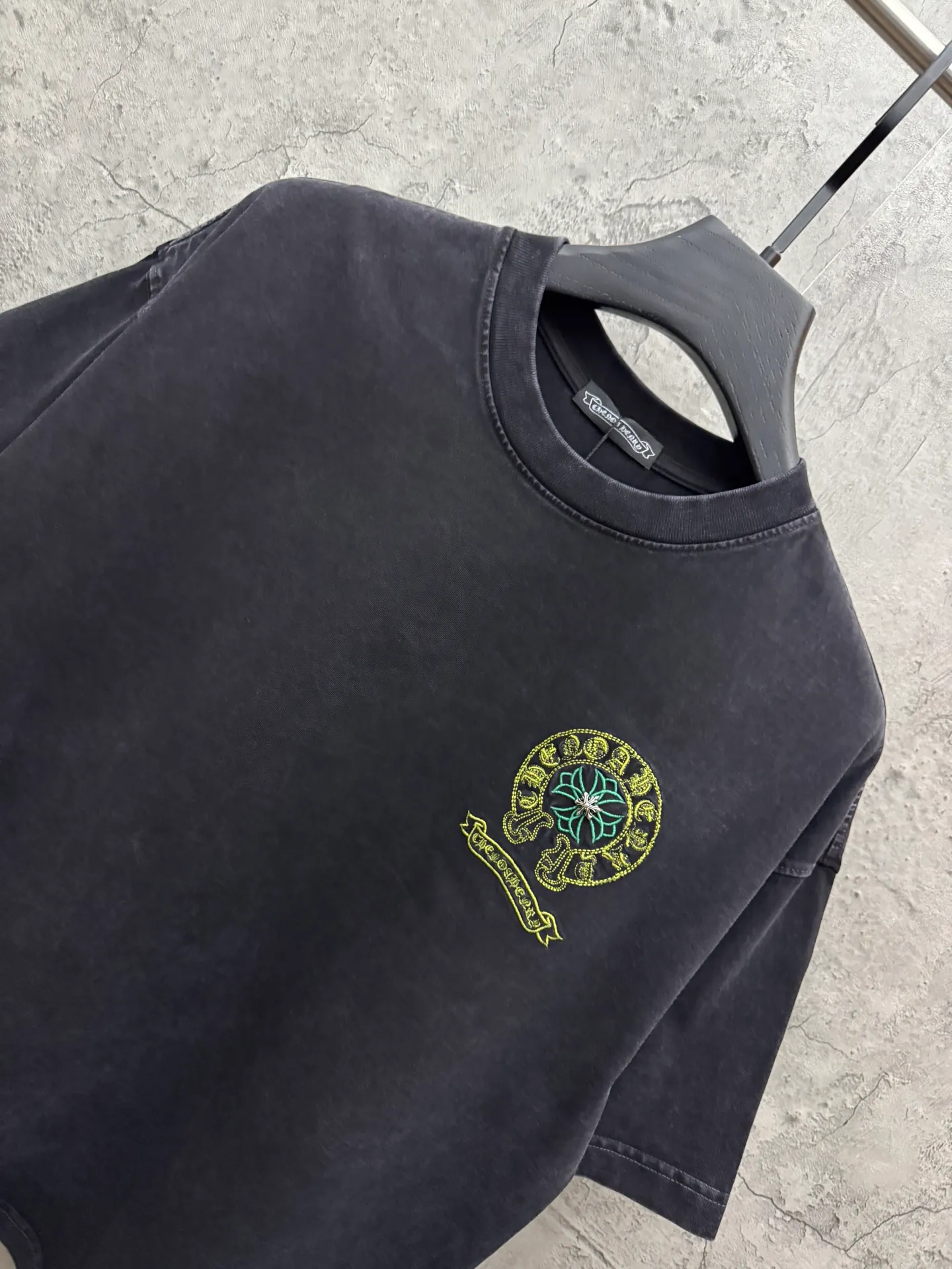 P230 top version, real shot without P, ​​different from market currency) 𝗖𝗵𝗿𝗼𝗺𝗲 𝗛𝗲𝗮𝗿𝘁𝘀/Cro Heart 2026 Spring New Original Single Counter American Washed 3D Three-dimensional Embroidered Couple Short Sleeves 👑The highest version! Customized fabric 320 grams, washed and fried. Best-selling model at the counter. Very comfortable to wear. Accessories: Original molded and authenticated collar label➕100% silk wash label. Genuine purchase-grade original hangtag➕matching hanging rope➕3D hanging beads➕original packaging bag. Craftsmanship: The original version has consistent wiring! The highest version of the armhole matching technique! Color: Gray Black Size: S M L XL Style No.: 6608